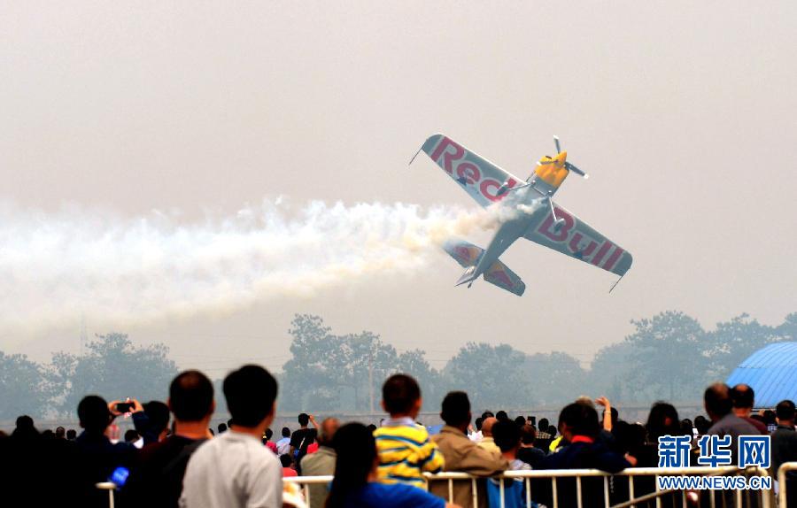 　9月13日，特技隊(duì)員在進(jìn)行空中飛行表演。