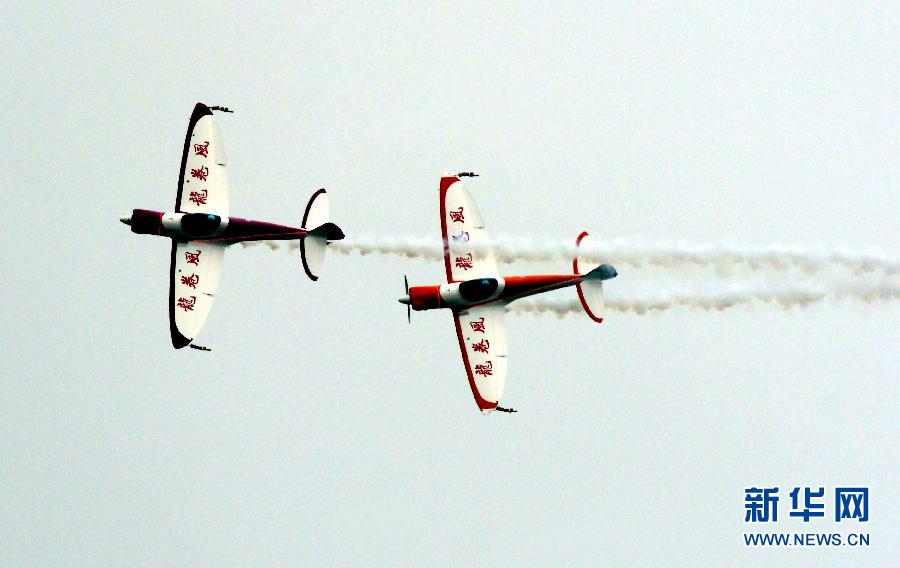 9月13日，特技隊(duì)員在進(jìn)行空中飛行表演。
