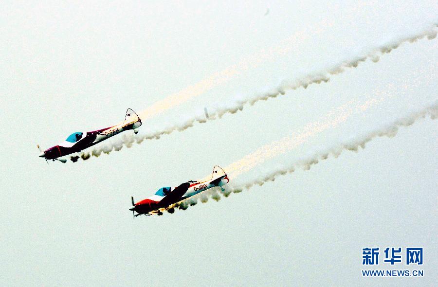 9月13日，特技隊(duì)員在進(jìn)行空中飛行表演。