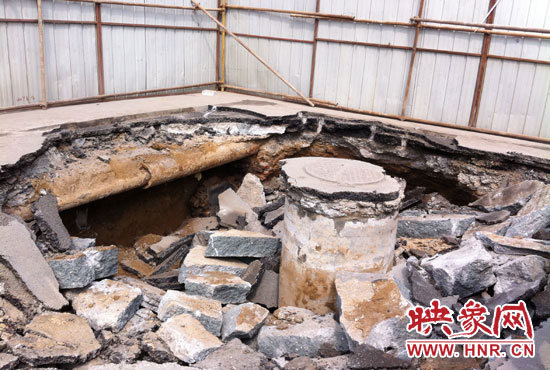 此次路面塌陷的直徑約為3米，深度有2米左右，坑內布滿了碎石，路面下方20厘米左右。