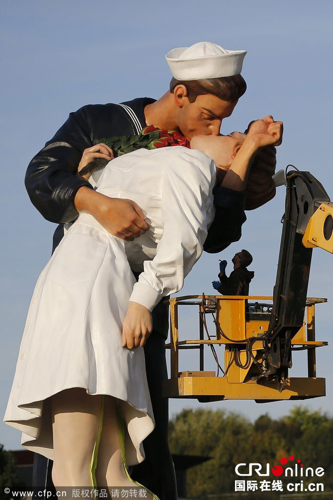 法國街頭布置“勝利之吻”雕塑 紀念二戰勝利 法國街頭布置“勝利之吻”雕塑 紀念二戰勝利