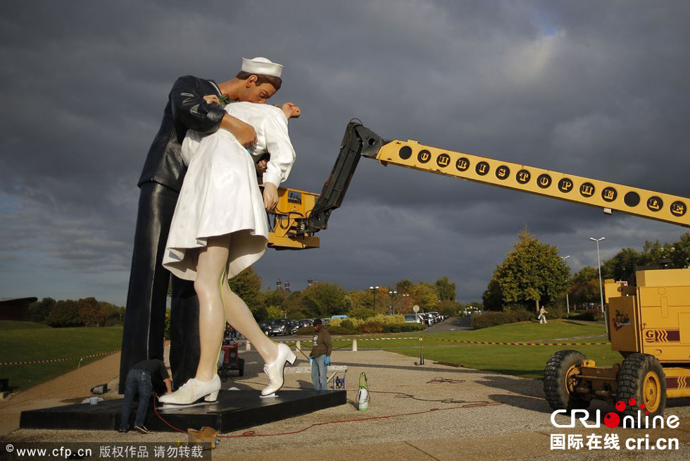 法國街頭布置“勝利之吻”雕塑 紀念二戰勝利 法國街頭布置“勝利之吻”雕塑 紀念二戰勝利
