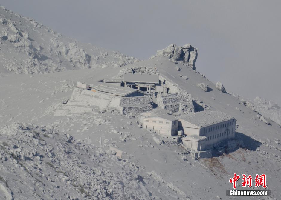 當(dāng)?shù)貢r間2014年9月27日，日本中部御岳山發(fā)生噴發(fā)，或已造成數(shù)人受傷。