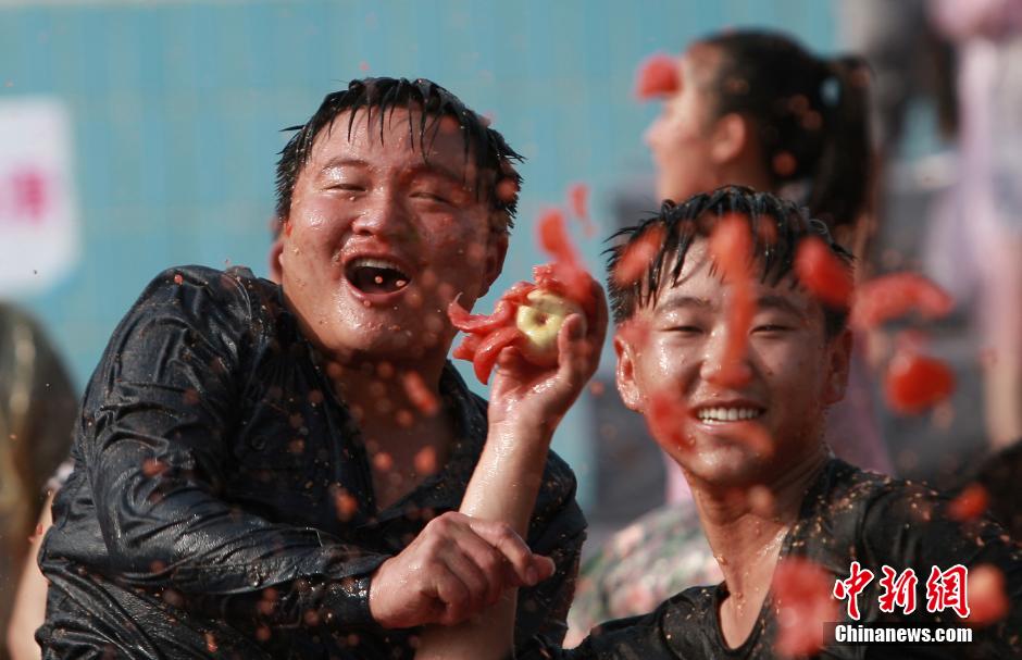 長沙上演“西紅柿大戰(zhàn)”場面火爆 長沙上演“西紅柿大戰(zhàn)”場面火爆