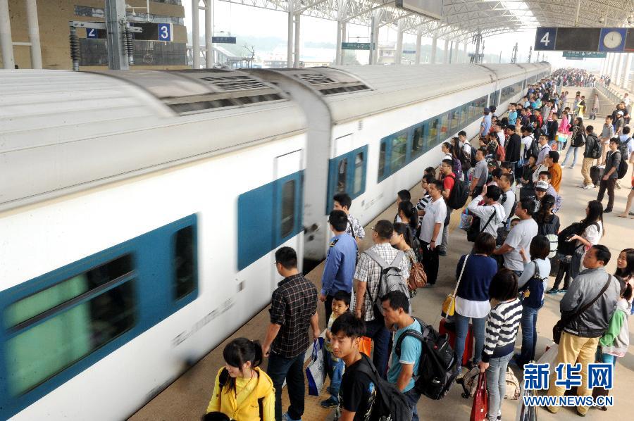 10月6日，在安徽銅陵火車站，大批旅客在站臺上等候乘車。