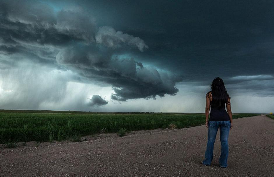 夫婦追逐風(fēng)暴 丈夫?yàn)槠拮优摹帮L(fēng)暴寫(xiě)真”