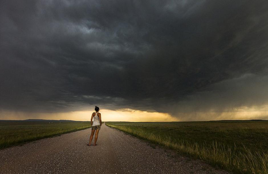 夫婦追逐風(fēng)暴 丈夫?yàn)槠拮优摹帮L(fēng)暴寫(xiě)真”