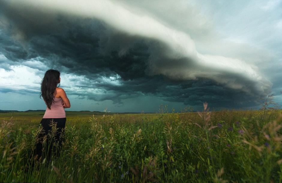夫婦追逐風(fēng)暴 丈夫?yàn)槠拮优摹帮L(fēng)暴寫(xiě)真”