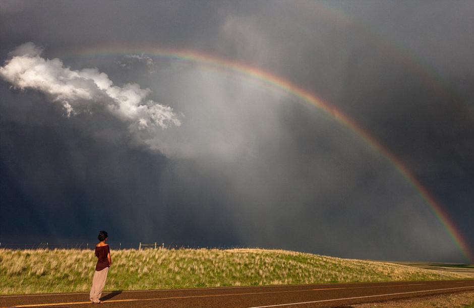 夫婦追逐風(fēng)暴 丈夫?yàn)槠拮优摹帮L(fēng)暴寫(xiě)真”