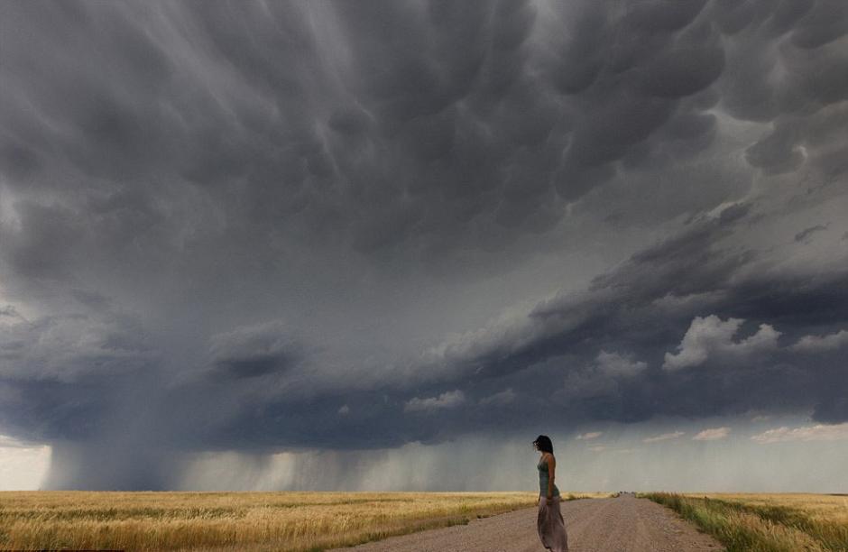 夫婦追逐風(fēng)暴 丈夫?yàn)槠拮优摹帮L(fēng)暴寫(xiě)真”