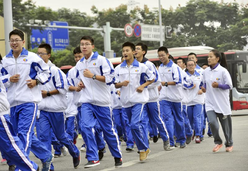 10月14日，成都七中萬達學校實行三年跑六百公里才能畢業，現場學生開始長跑。