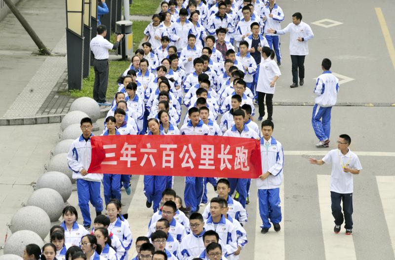 10月14日，成都七中萬達學校實行三年跑六百公里才能畢業，現場學生開始長跑。