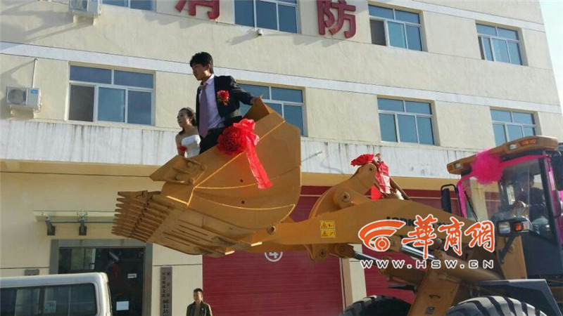 陜西小伙開8臺裝載機接新娘。