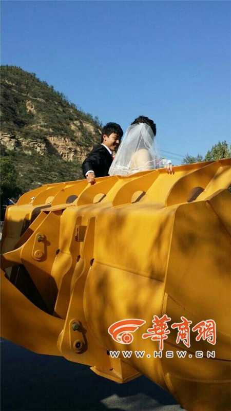 陜西小伙開8臺裝載機接新娘。