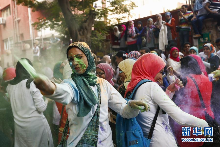 10月16日，在埃及首都開羅，一名女青年在“彩色跑”活動中拋撒彩色粉末。
