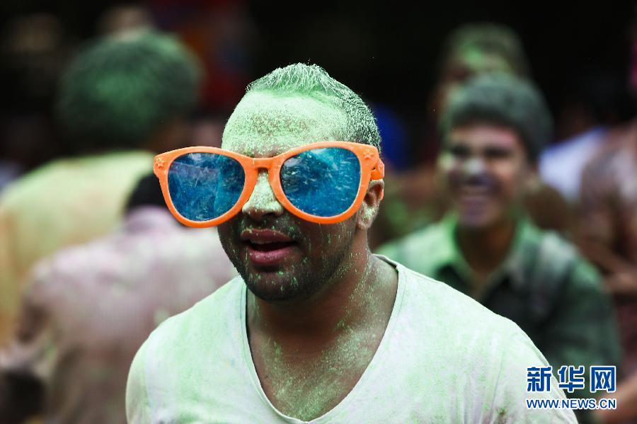 10月16日，在埃及首都開羅，一名男青年在“彩色跑”活動中奔跑。