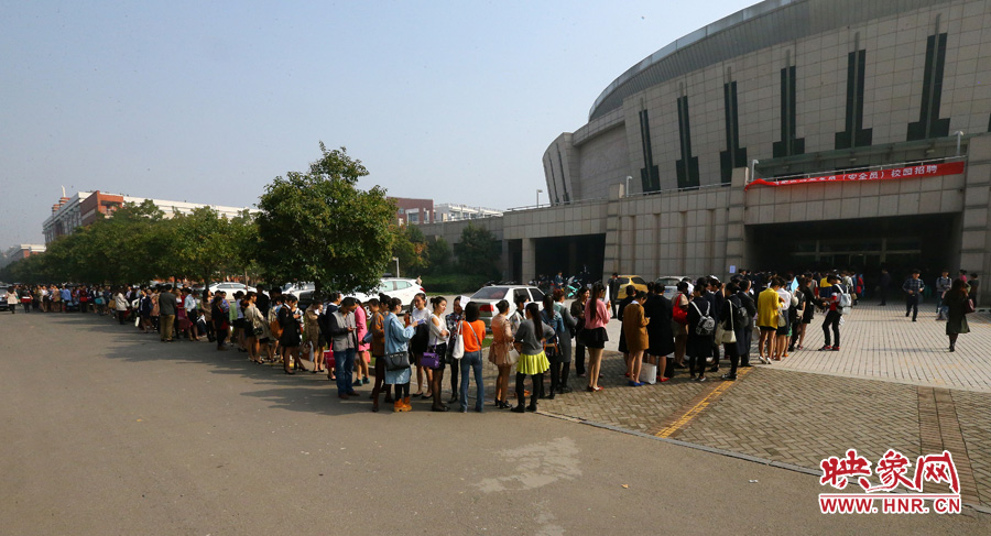 南航在鄭招百名空姐空少 全國千余帥哥美女應試