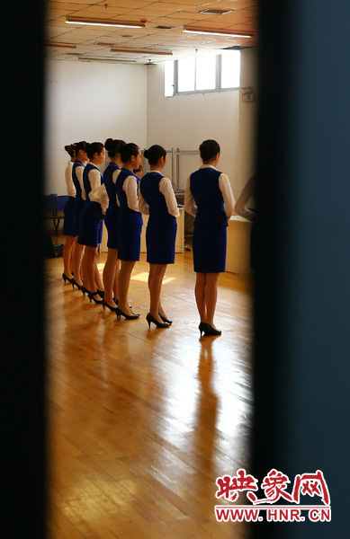 南航在鄭招百名空姐空少 全國千余帥哥美女應試