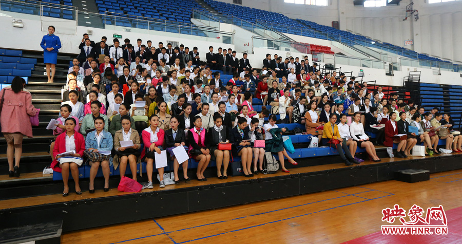 南航在鄭招百名空姐空少 全國千余帥哥美女應試