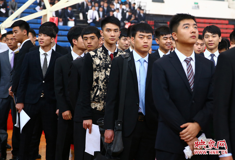 南航在鄭招百名空姐空少 全國千余帥哥美女應試