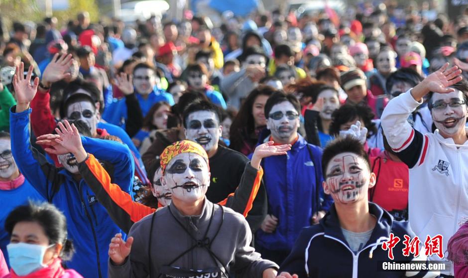 千余“僵尸”現沈陽街頭嚇哭過路小孩