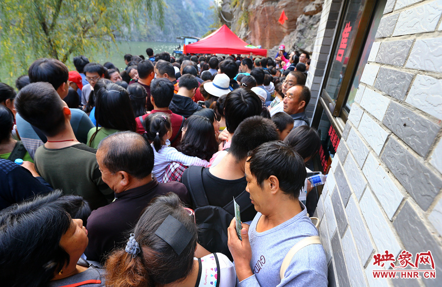 游船售票處前，游客被擠得無法轉身