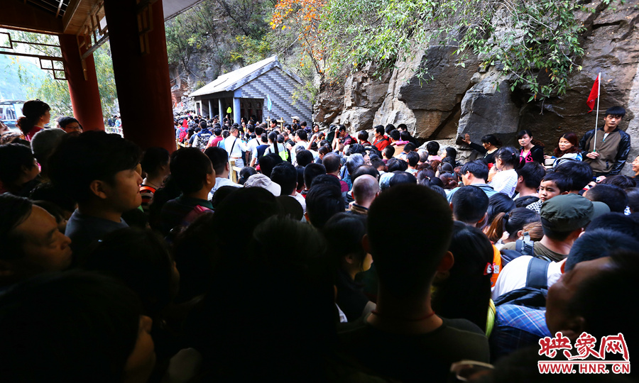 不到百米的碼頭上，等待上船的幾百名游客擁擠在一起