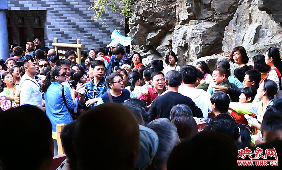 候船碼頭上，游客由于擁擠發生摩擦沖突