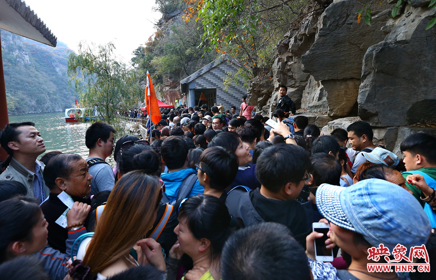 由于景區沒有良好的疏導和管理，讓游玩的游客被混亂的狀態破壞了好心情