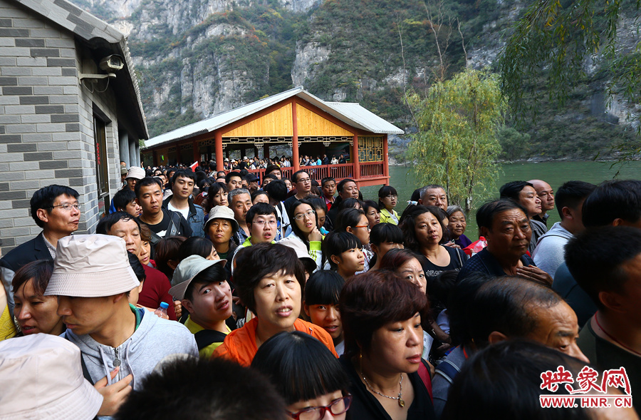 等待上船的碼頭上，游人擁擠不動