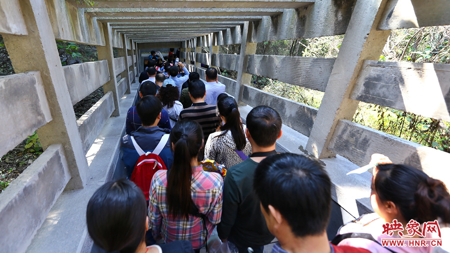 僅有一米左右的通道內擠滿了等待上船的游客