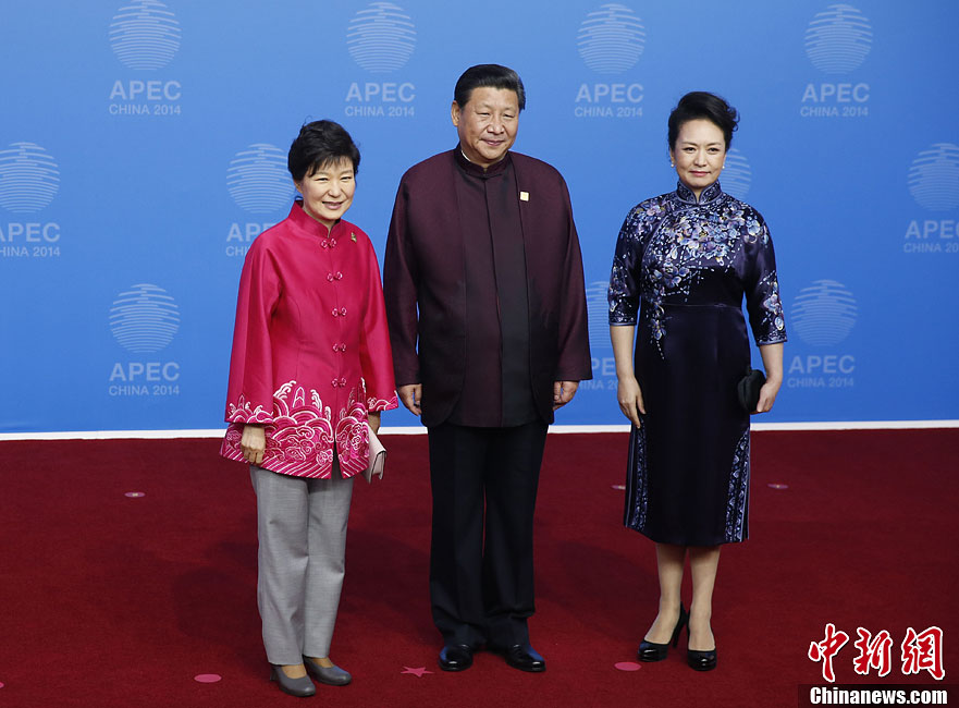 圖為習(xí)近平夫婦歡迎韓國(guó)總統(tǒng)樸槿惠。中新社發(fā) 杜洋 攝