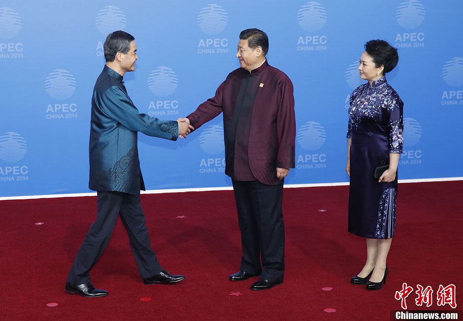 圖為習(xí)近平夫婦歡迎中國(guó)香港特別行政區(qū)行政長(zhǎng)官梁振英。中新社發(fā) 杜洋 攝