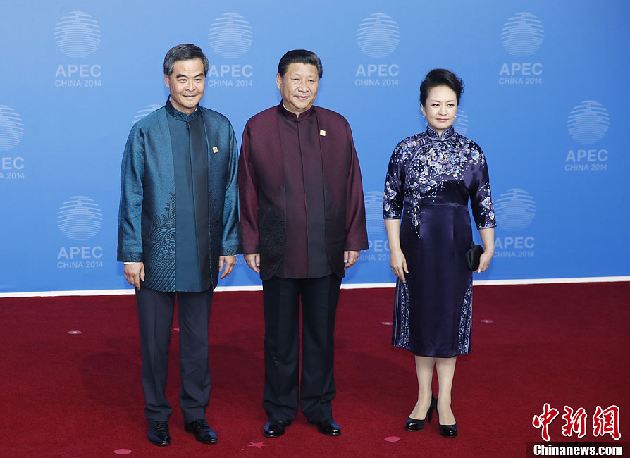 圖為習(xí)近平夫婦歡迎中國(guó)香港特別行政區(qū)行政長(zhǎng)官梁振英。中新社發(fā) 杜洋 攝