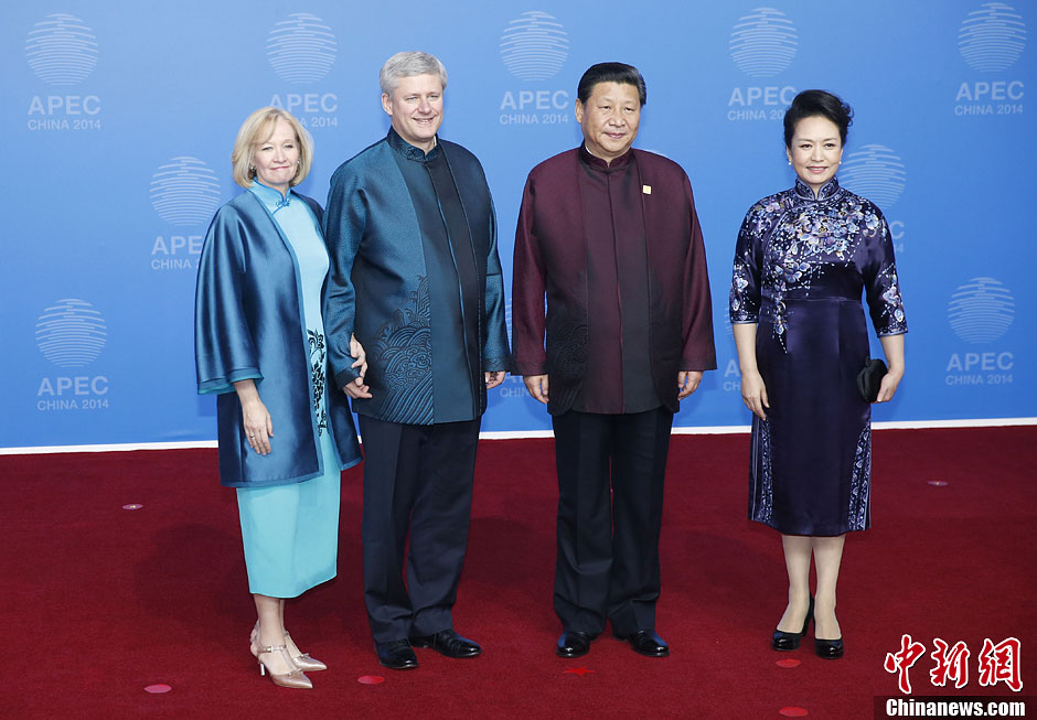 圖為習(xí)近平夫婦歡迎加拿大總理哈珀夫婦。中新社發(fā) 杜洋 攝