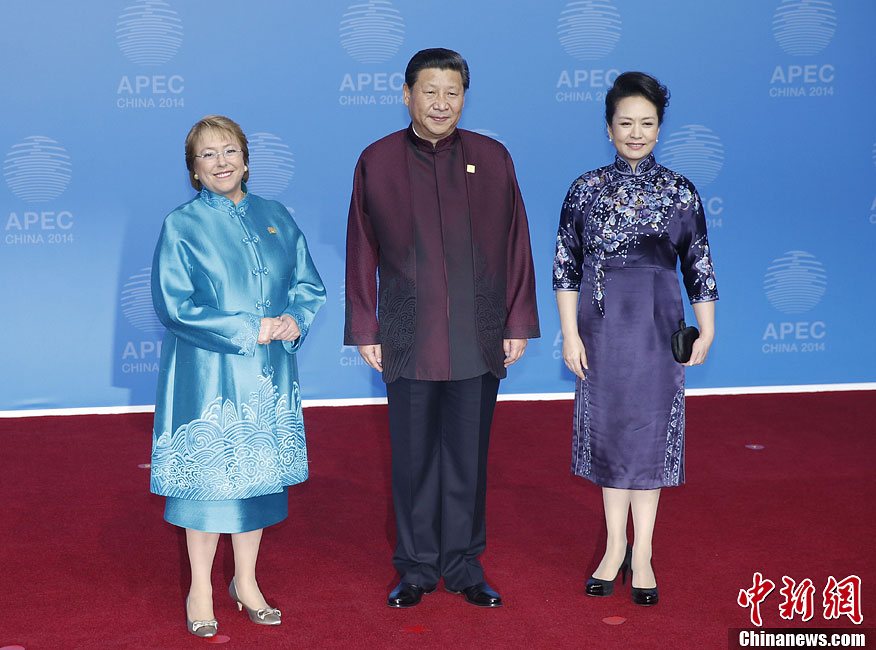 圖為習(xí)近平夫婦歡迎智利總統(tǒng)巴切萊特。中新社發(fā) 杜洋 攝