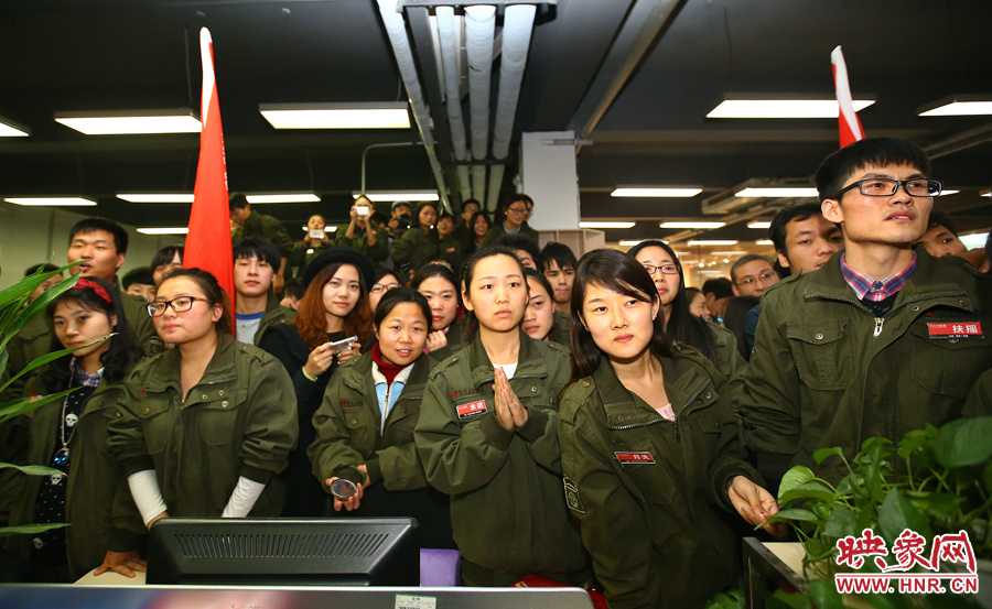 很多員工注視著屏幕上不斷攀升的銷售額，期望能創下新高