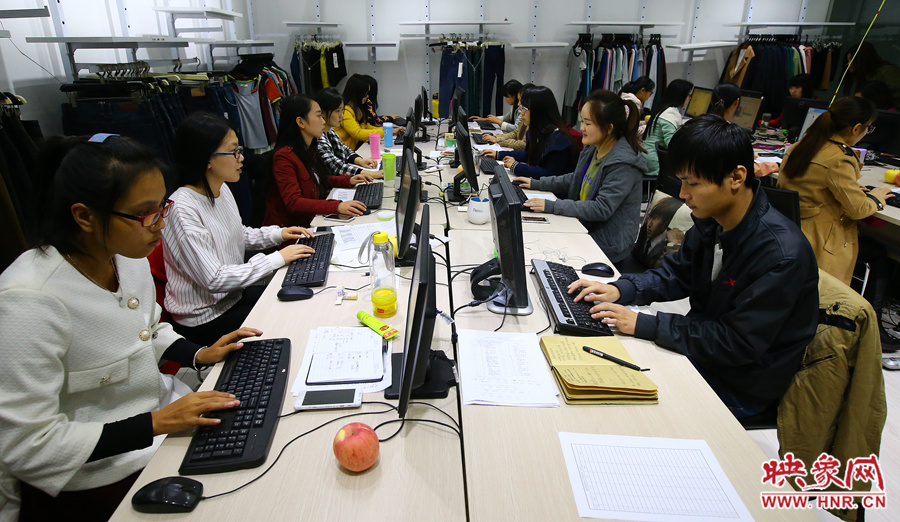 深夜中，忙碌的客服