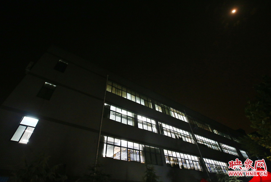 夜已深，燈火通明的大廳內卻熱火朝天