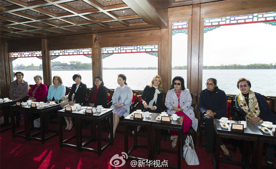 彭麗媛11日邀請來華出席2014年APEC領導人非正式會議的部分經濟體領導人或代表的夫人參觀世界文化 彭麗媛11日邀請來華出席2014年APEC領導人非正式會議的部分經濟體領導人或代表的夫人參觀世界文化