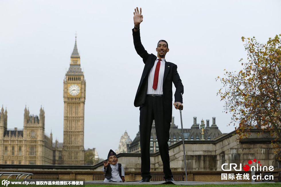 當地時間2014年11月13日,英國倫敦,世界上最矮的男子錢德拉·巴哈杜爾·唐吉與世界上最高的男子蘇 當地時間2014年11月13日,英國倫敦,世界上最矮的男子錢德拉·巴哈杜爾·唐吉與世界上最高的男子蘇