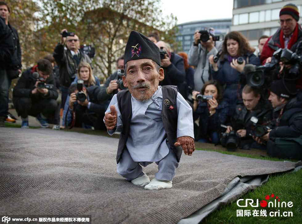 當地時間2014年11月13日,英國倫敦,世界上最矮的男子錢德拉·巴哈杜爾·唐吉與世界上最高的男子蘇 當地時間2014年11月13日,英國倫敦,世界上最矮的男子錢德拉·巴哈杜爾·唐吉與世界上最高的男子蘇