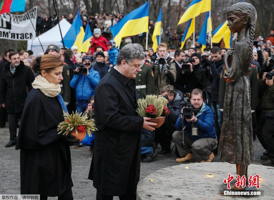 當地時間2014年11月22日,烏克蘭基輔,民眾舉行儀式紀念1932-1933烏克蘭大饑荒81周年 當地時間2014年11月22日,烏克蘭基輔,民眾舉行儀式紀念1932-1933烏克蘭大饑荒81周年