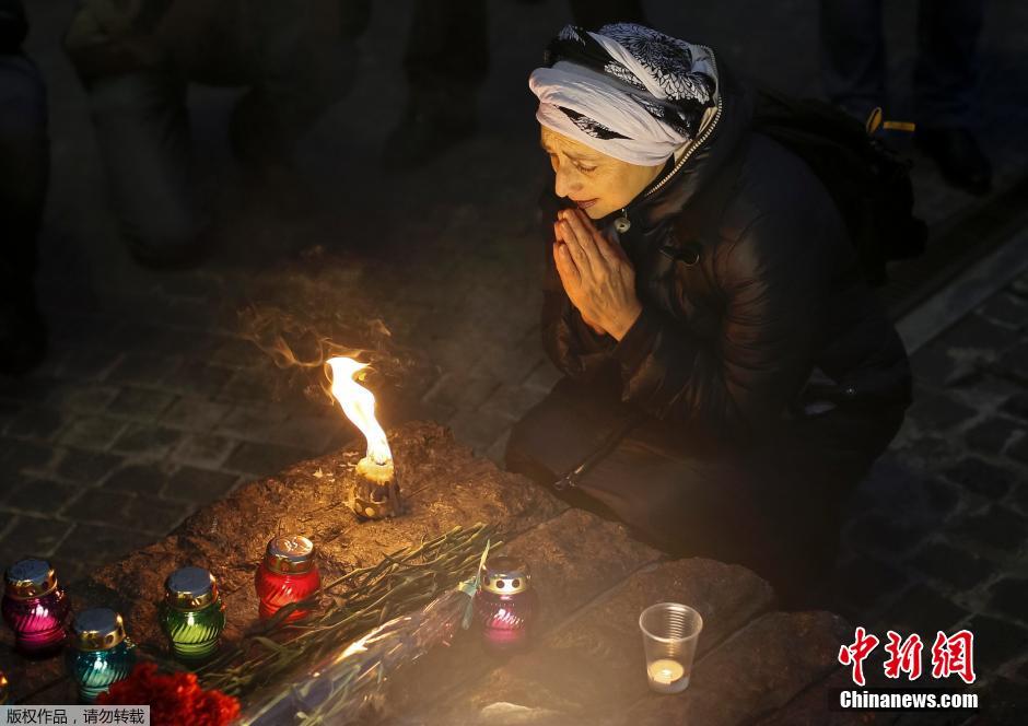 當地時間2014年11月22日,烏克蘭基輔,民眾舉行儀式紀念1932-1933烏克蘭大饑荒81周年 當地時間2014年11月22日,烏克蘭基輔,民眾舉行儀式紀念1932-1933烏克蘭大饑荒81周年