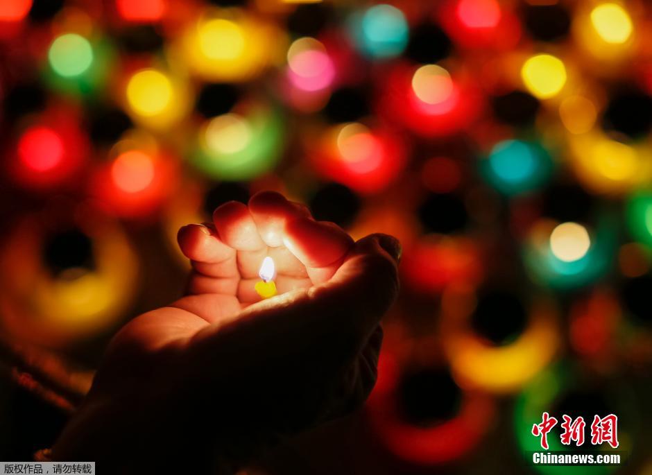 當地時間2014年11月22日,烏克蘭基輔,民眾舉行儀式紀念1932-1933烏克蘭大饑荒81周年 當地時間2014年11月22日,烏克蘭基輔,民眾舉行儀式紀念1932-1933烏克蘭大饑荒81周年