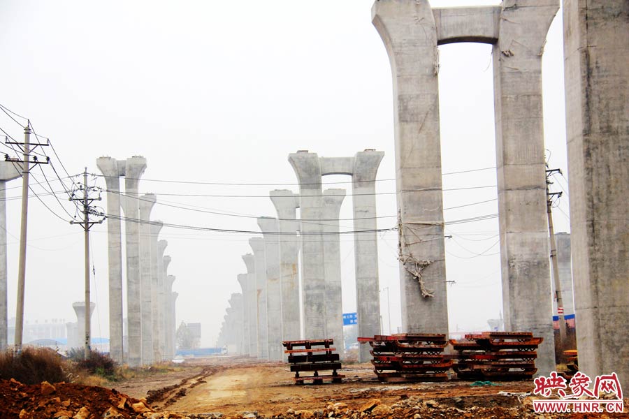 南北方向已架起數百根橋墩，一眼望不到邊際。