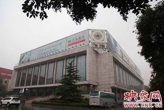 兩塊巨幅廣告牌仍然存在。