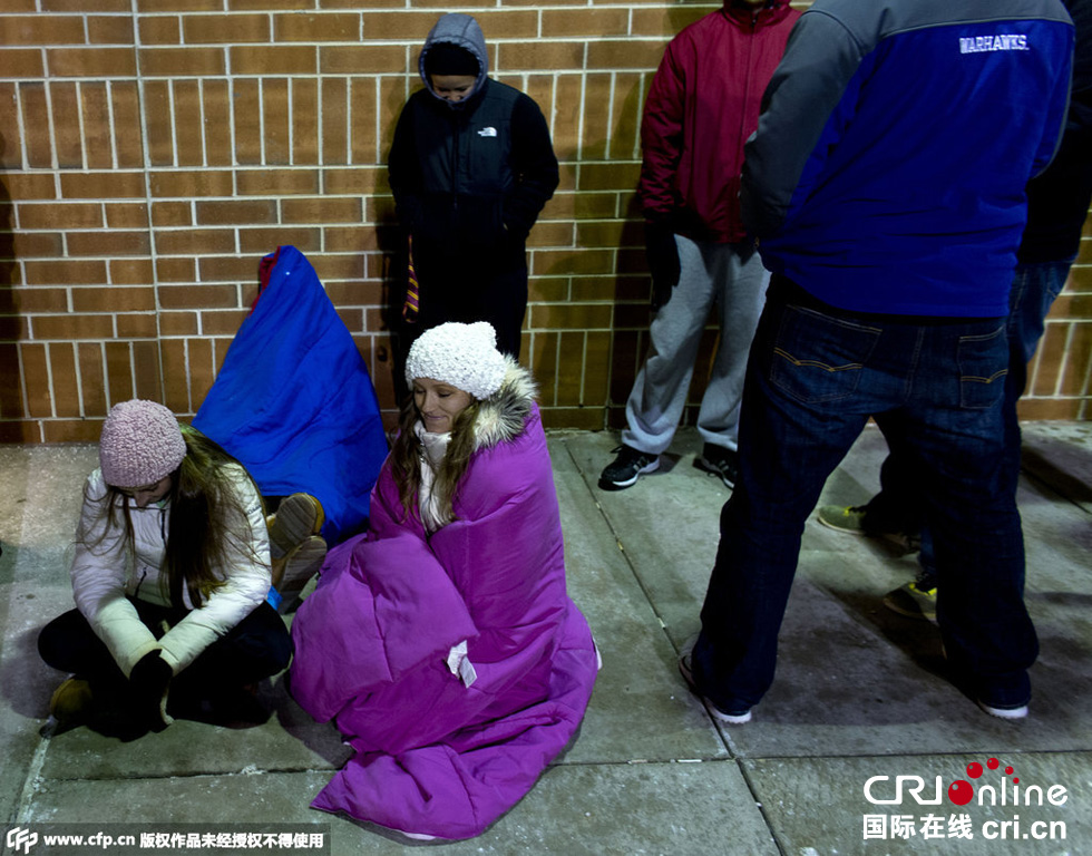 美國“黑色星期五”促銷啟動 民眾深夜宿營排隊搶購 美國“黑色星期五”促銷啟動 民眾深夜宿營排隊搶購