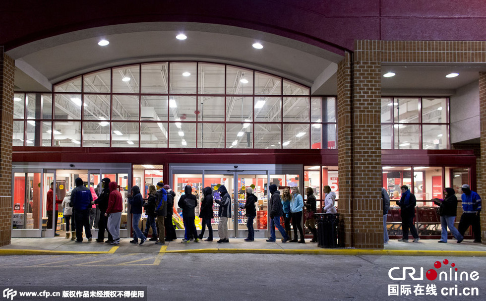 美國“黑色星期五”促銷啟動 民眾深夜宿營排隊搶購 美國“黑色星期五”促銷啟動 民眾深夜宿營排隊搶購