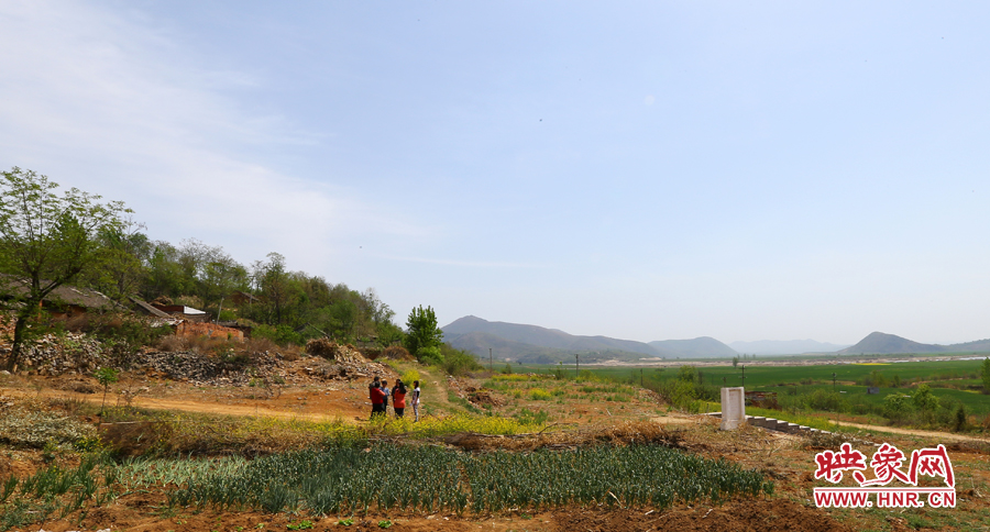 畫面左側的石井村是個只有十幾口人的小村，庫區移民搬遷時從遠處低洼處遷到此